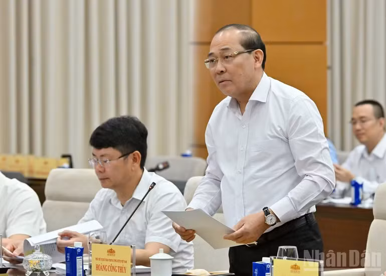Phó Chủ tịch Ủy ban Trung ương Mặt trận Tổ quốc Việt Nam Hoàng Công Thủy báo cáo tại phiên họp. (Ảnh: THỦY NGUYÊN)