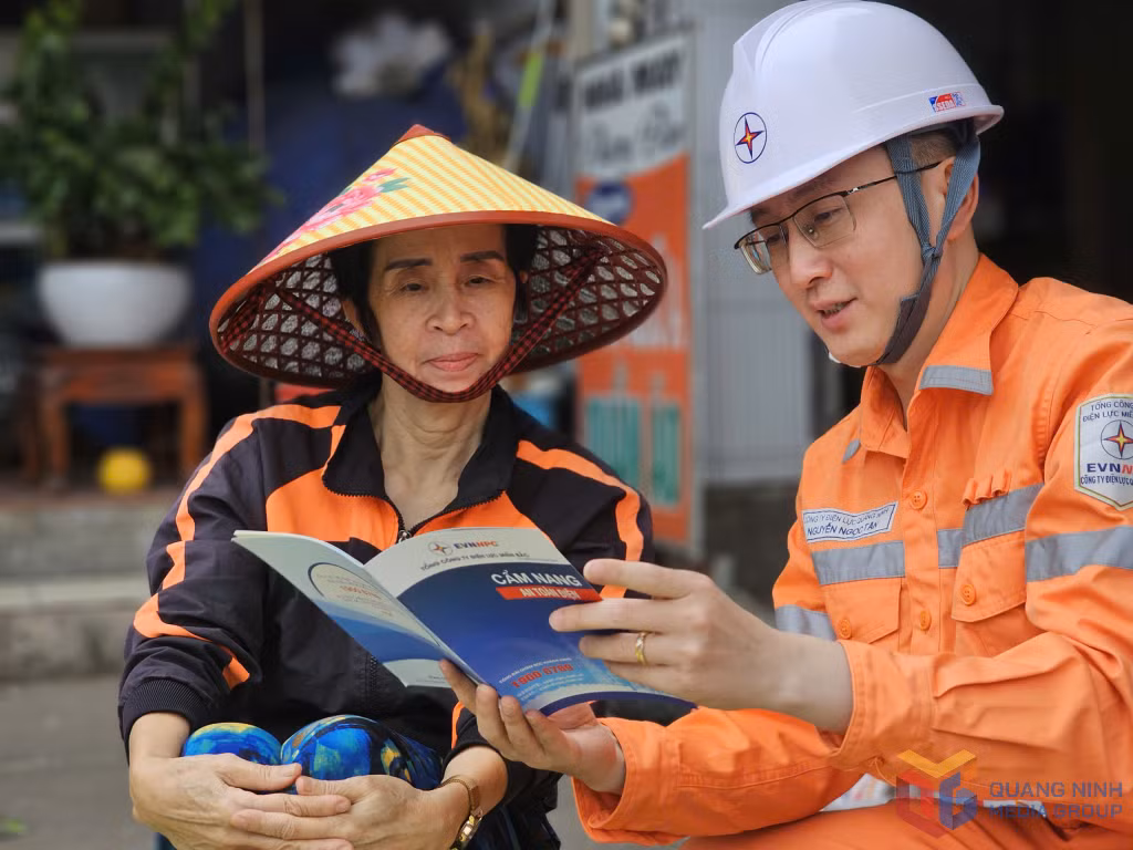 Đội Quản lý Điện lực khu vực Đông Triều tuyên truyền và vận động khách hàng sử dụng điện tiết kiệm.
