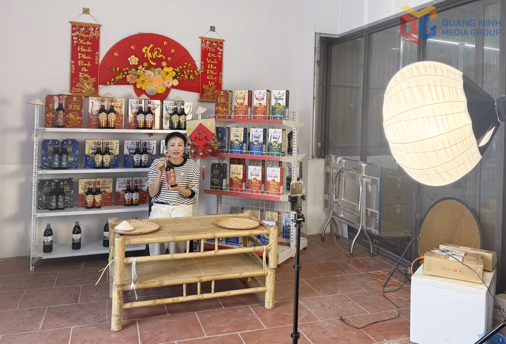 Nhân viên Công ty CP Nước mắm Cái Rồng HCM livestream bán hàng.
