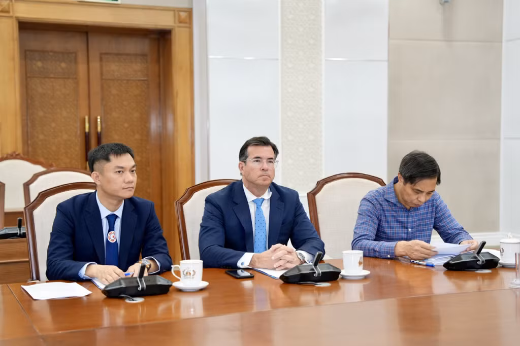 Ông Eric R. Dawicki, Chủ tịch, Giám đốc Viện Nghiên cứu Hàng hải Đông Bắc Mỹ, đề nghị được nghiên cứu đầu tư xây dựng cảng Con Ong - Hòn Nét.