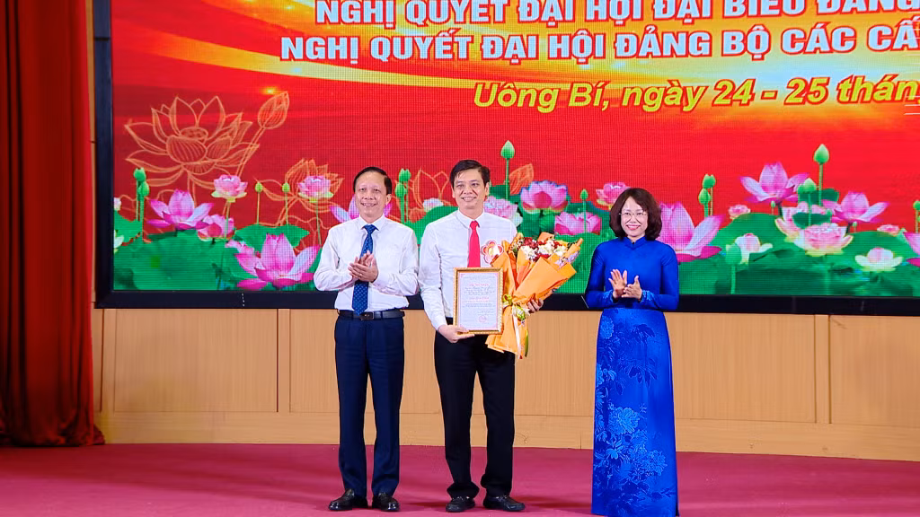 Ban Tổ chức trao giải Nhất cho thí sinh Nguyễn Quang Nghĩa, Giám đốc Trung tâm Chính trị phường Uông Bí.