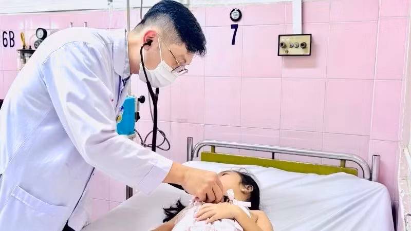 Một trường hợp ngộ độc thực phẩm phải nhập viện điều trị tại Bệnh viện Nhân dân Gia Định (Thành phố Hồ Chí Minh).
