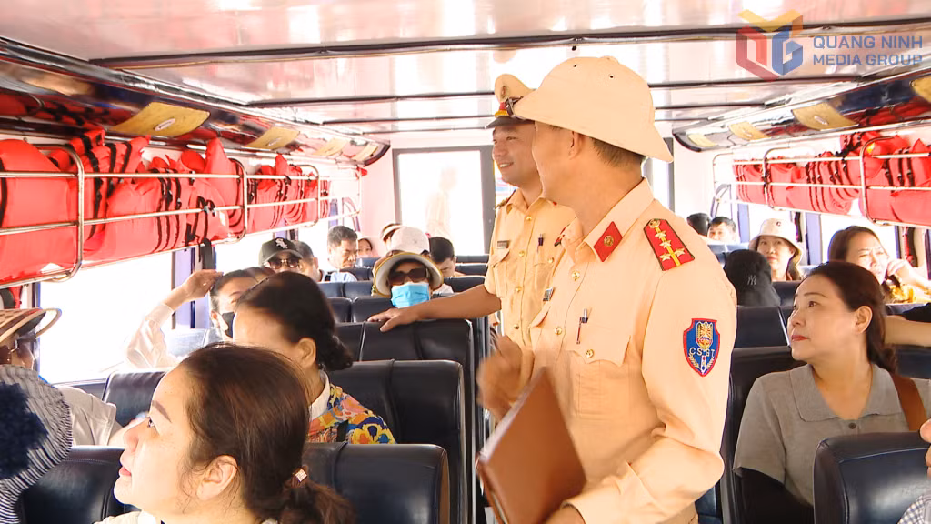 Đội CS Đường thủy, Phòng CSGT (Công an tỉnh) kiểm tra việc chấp hành các quy định an toàn trên phương tiện vận chuyển khách tuyến: bến Mũi Ngọc (Phường Móng Cái 1) - bến Vạn Gia (xã Vĩnh Thực).