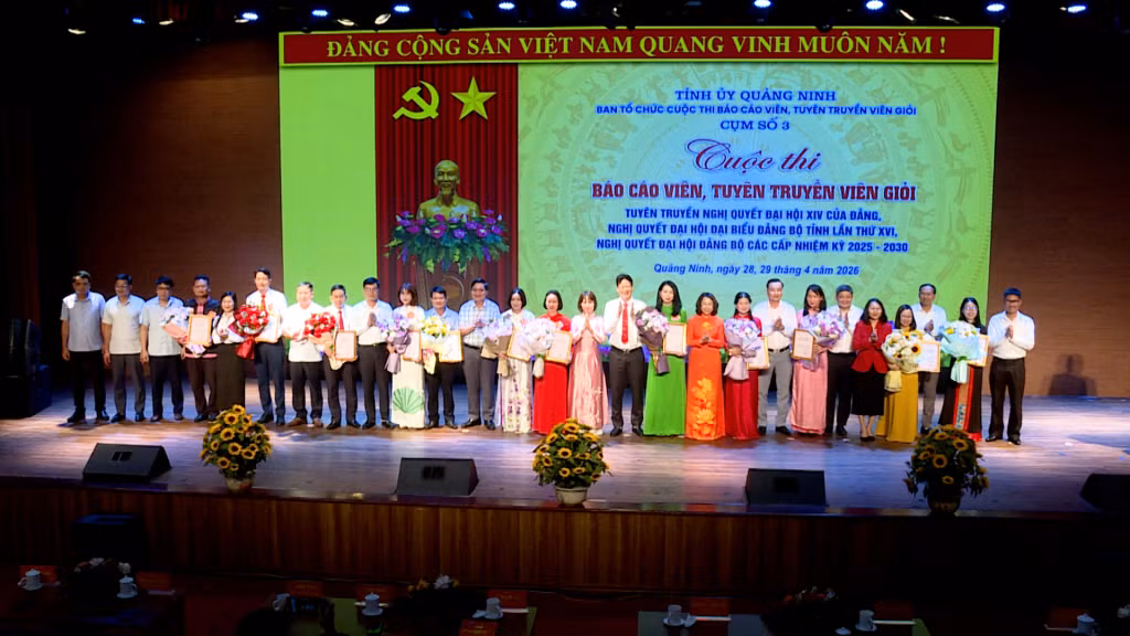Các đại biểu và 15 thí sinh đoạt giải chụp ảnh lưu niệm tại lễ bế mạc.