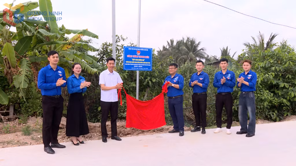 Khánh thành công trình thanh niên “Tuyến đường điện chiếu sáng năng lượng mặt trời” tại khu Tiền Phong 3, phường Liên Hòa.