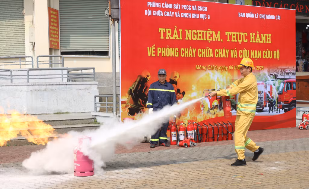 Thực hành sử dụng thiết bị chữa cháy, cứu nạn cứu hộ của lực lượng PCCC tại Chợ. Ảnh: Thu Hằng (CTV)