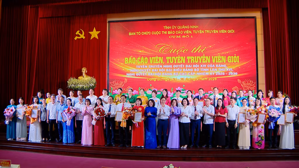 Ban Tổ chức chụp ảnh lưu niệm cùng các thí sinh tham dự.