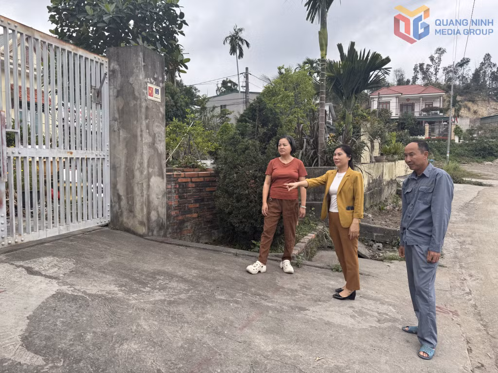 Bà Nguyễn Thị Lan Hương (giữa) vận động nhân dân hiến đất để mở rộng tuyến đường khu vực hồ Khe Cá (phường Hà Tu).