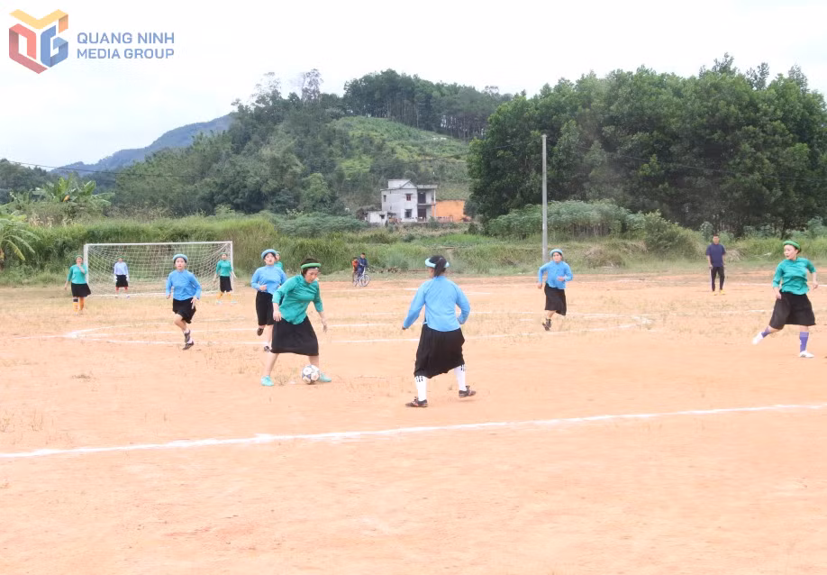 Bóng đá nữ của người Sán Chỉ xã Bình Liêu trở thành nét văn hóa hấp dẫn du khách.