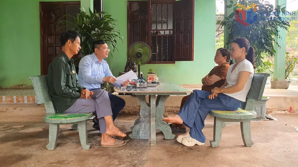 Cán bộ Ủy ban MTTQ xã Điền Xá tuyên truyền, vận động nhân dân ủng hộ GPMB Dự án cải tạo, nâng cấp QL4B đoạn qua địa bàn tỉnh.