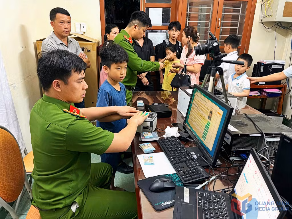 Công an đặc khu Vân Đồn thực hiện việc cấp căn cước, định danh điện tử cho học sinh.