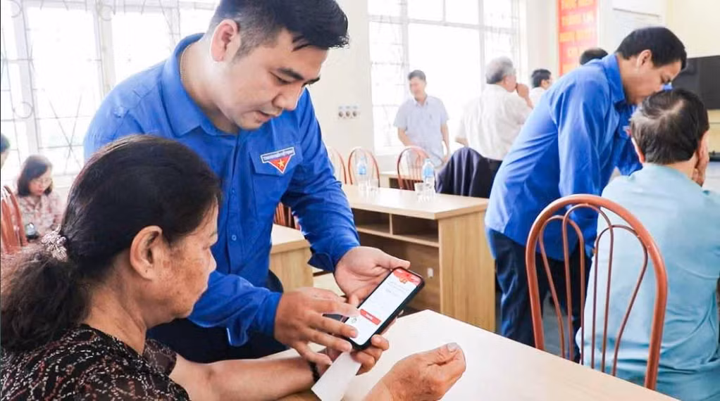 Đoàn Thanh niên đặc khu Vân Đồn tích cực hướng dẫn đảng viên cao tuổi cài đặt, đăng nhập và sử dụng ứng dụng “Sổ tay đảng viên điện tử” trên điện thoại thông minh, góp phần thúc đẩy chuyển đổi số trong hoạt động của tổ chức Đảng ở cơ sở.