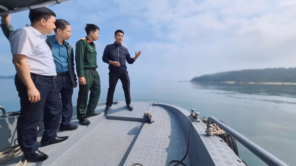 Đoàn công tác liên ngành của tỉnh cùng với Công ty CP Mực nhảy Biển Đông đi kiểm tra thực tế hiện trạng khu vực biển thuộc ranh giới đề nghị giao để thực hiện dự án NTTS trên biển tại đảo Hòn Ngang (đặc khu Cô Tô). Ảnh: Thu Báu (CTV)
