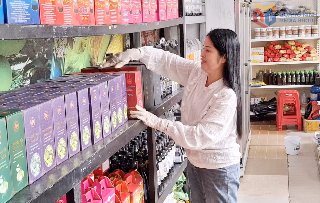 Bà Nguyễn Thúy Hà, Giám đốc HTX Nông, lâm, ngư nghiệp Việt Hưng (phường Hoành Bồ) kiểm tra sản phẩm của HTX trưng bày tại điểm giới thiệu sản phẩm OCOP tại chợ Hạ Long 1 (phường Hồng Gai).