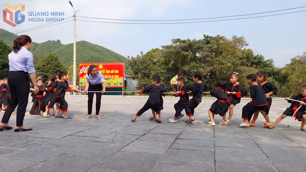 Học sinh mầm non ở xã Ba Chẽ trải nghiệm trò chơi dân gian.