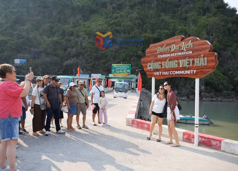 Du khách check-in tại làng chài Việt Hải (vịnh Lan Hạ).