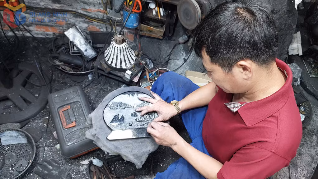 Sản xuất đồ mỹ nghệ từ than đá tại cơ sở Quyết Bình ở phường Hạ Long.