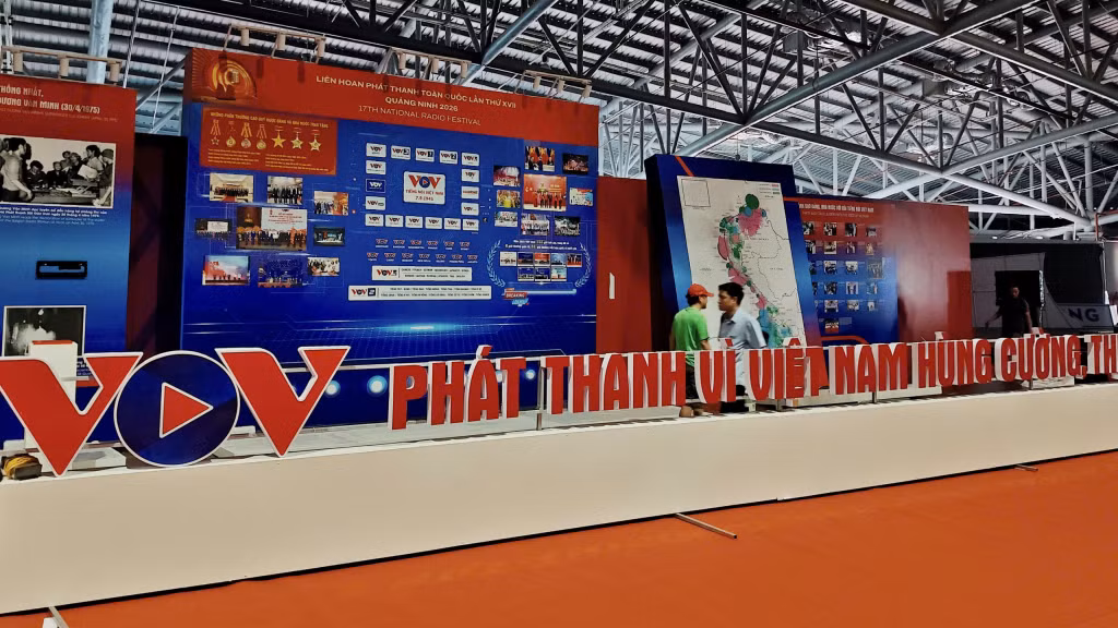 Khu vực chính của không gian là phân khu giới thiệu thành tựu của VOV; không gian trải nghiệm sản xuất chương trình phát thanh truyền thống và hiện đại của VOV, các tư liệu và hiện vật về phát thanh Việt Nam…