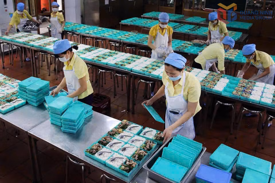 Nhân viên Phân xưởng Đời sống (Công ty CP Than Vàng Danh) chuẩn bị suất ăn ca cho công nhân.