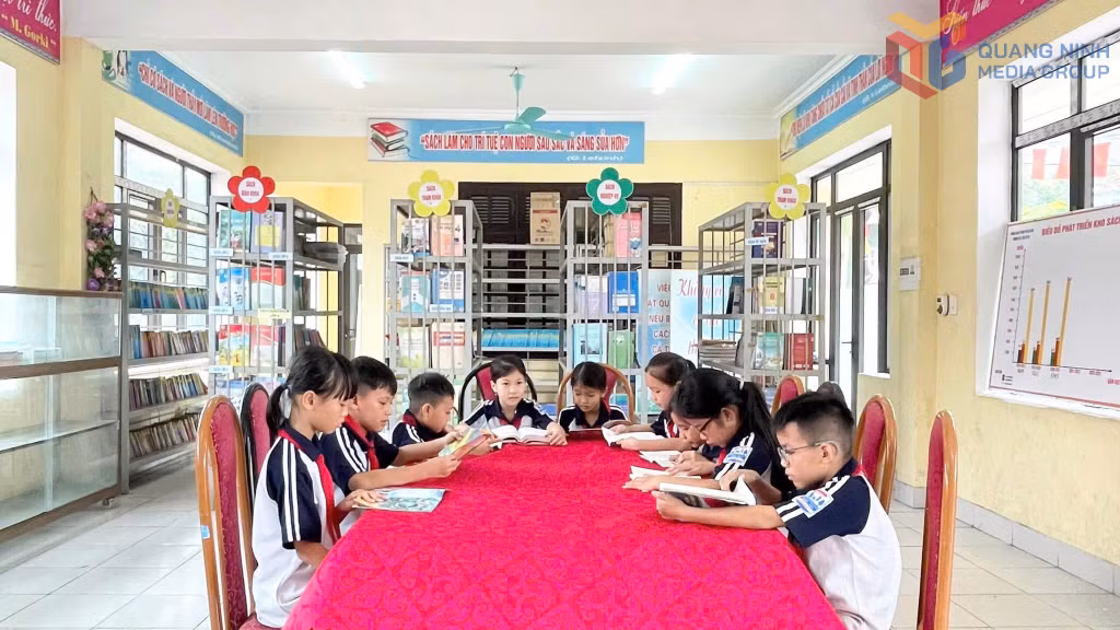 Thư viện Trường TH&amp;THCS Vũ Oai luôn thu hút học sinh đến đọc sách.