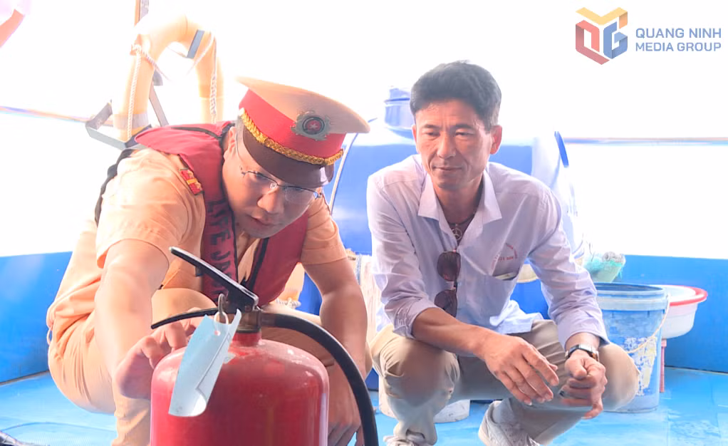 Lực lượng chức năng kiểm tra trang thiết bị an toàn trên các tàu vận tải khách.