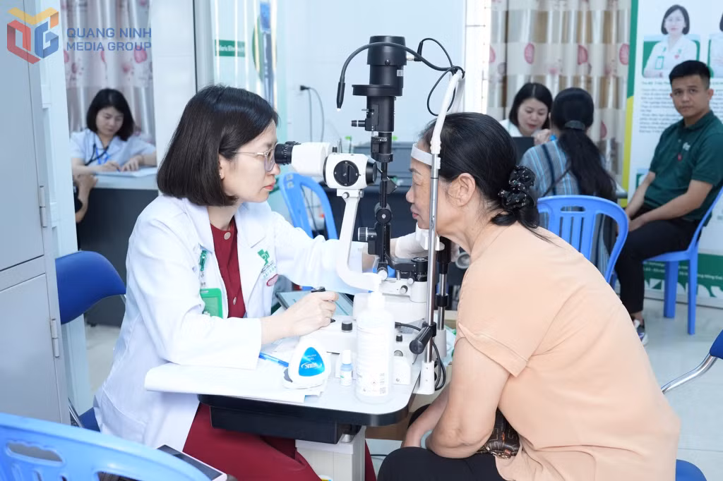 Trạm y tế phường Hà Lầm phối hợp với Bệnh viện Mắt Sài Gòn Hạ Long khám sàng lọc các bệnh về mắt cho người dân trong chương trình khám sức khỏe toàn dân, ngày 9 và 10/4/2026.