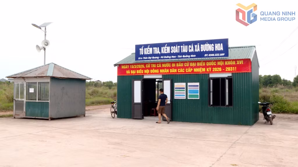 Tại tổ kiểm tra, kiểm soát tàu cá xã Đường Hoa
