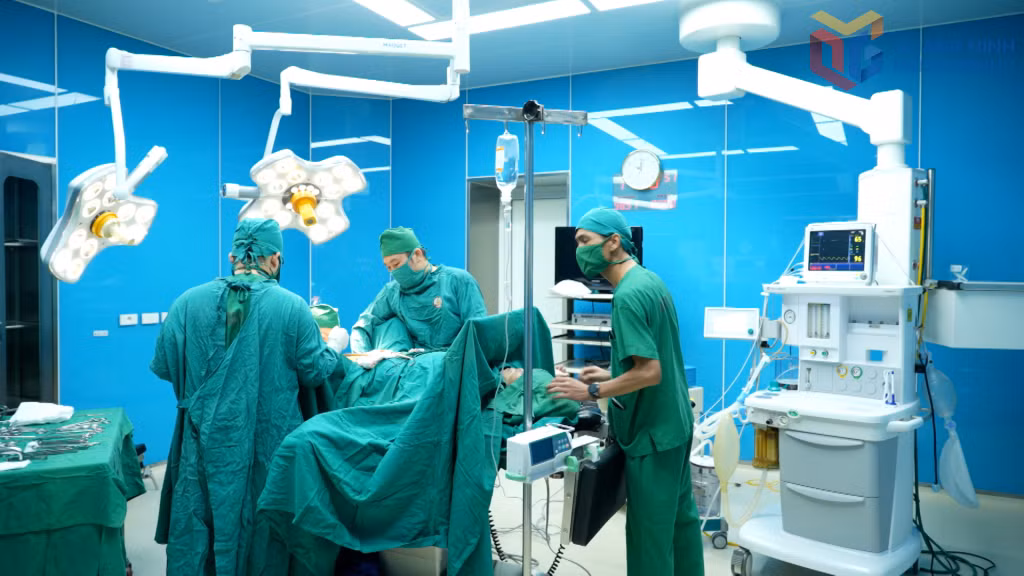 Bác sĩ Khoa Ngoại, Bệnh viện Đa khoa khu vực Đông Triều thực hiện mổ cấp cứu cho bệnh nhân cao tuổi.