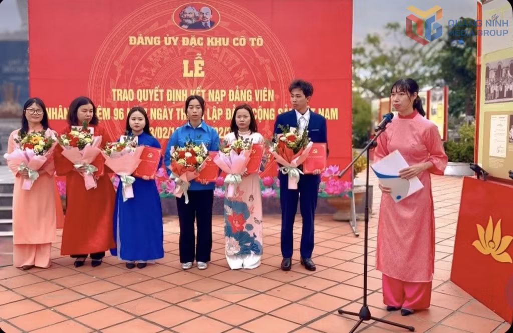 Đảng viên mới tuyên thệ.