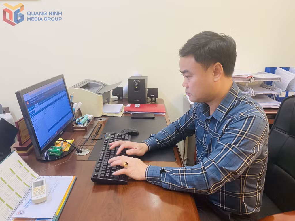 Ông Phạm Xuân Thành, Phó Chủ tịch UBND phường Yên Tử, xử lý công việc trên phần mềm văn bản điện tử.