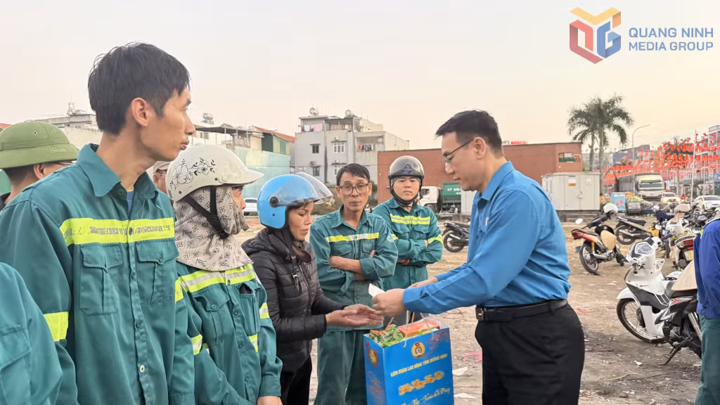 Lãnh đạo LĐLĐ tỉnh trao tặng quà cho công nhân khó khăn tại Công ty 