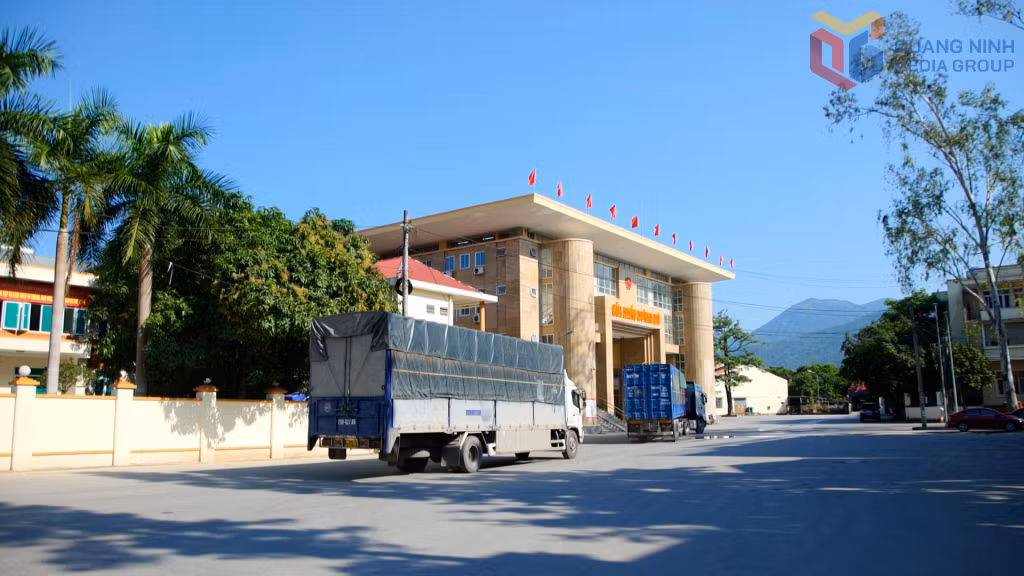 Cửa khẩu Hoành Mô (xã Hoành Mô) sẽ được xây dựng trở thành phân khu trung tâm đón khách của xã Hoành Mô và tạo động lực lan tỏa cho du lịch toàn xã và các địa phương lân cận.
