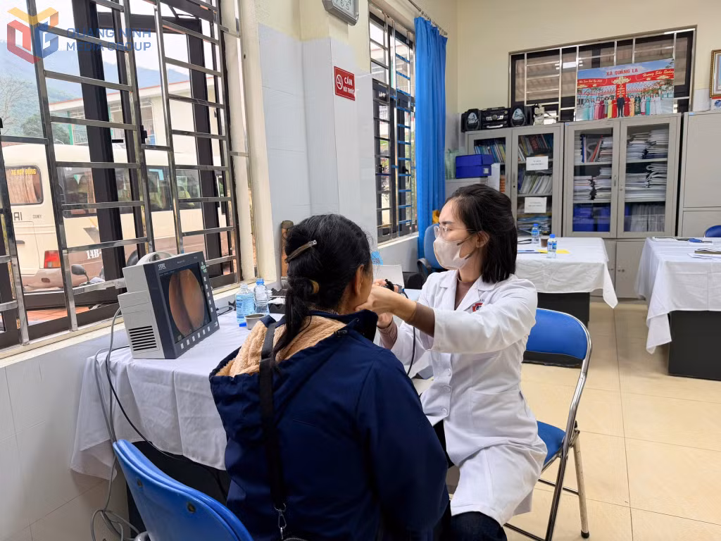 Bác sĩ Bệnh viện Đa khoa tỉnh khám sức khoẻ cho người dân xã Quảng La.