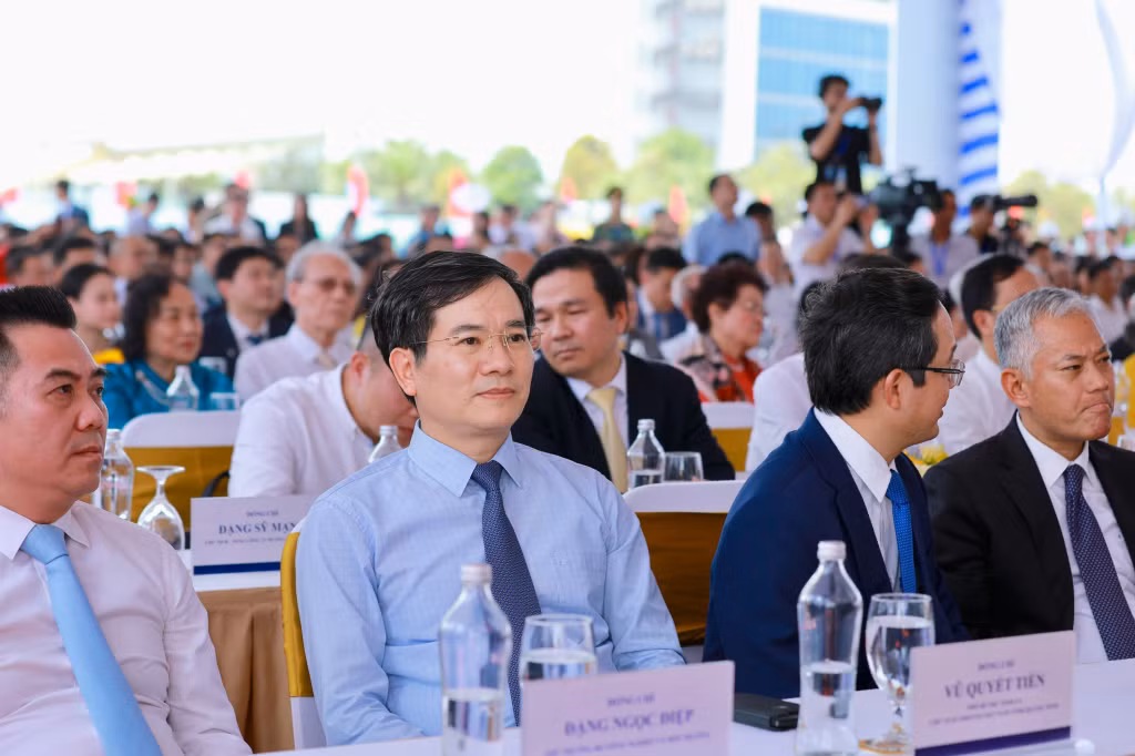 Các đồng chí Thường trực Tỉnh ủy Quảng Ninh cùng các đại biểu tham dự Lễ khởi công.