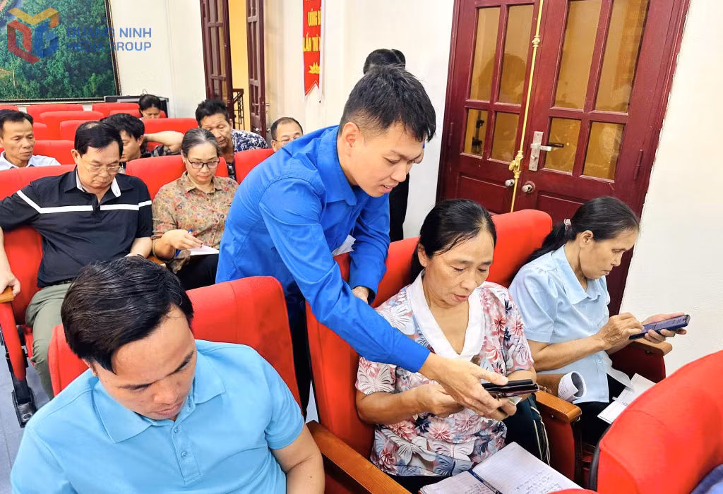 ĐVTN phường Yên Tử hướng dẫn sử dụng phần mềm Sổ tay đảng viên điện tử cho các đồng chí đảng viên trên địa bàn phường.