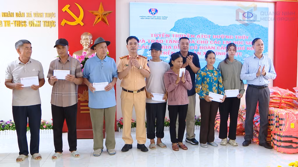 Đại diện Phòng CSGT (Công an tỉnh), Chi Hội tàu du lịch Hạ Long và xã Vĩnh Thực tặng quà các gia đình có hoàn cảnh khó khăn, gia đình chính sách.