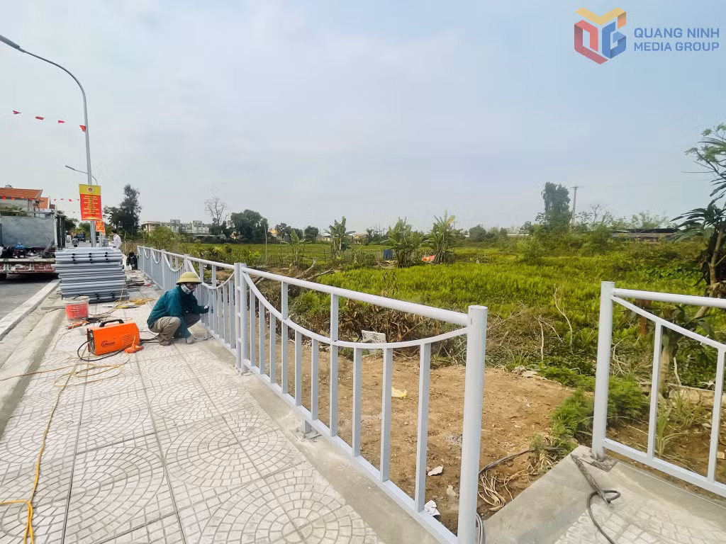 Phường Quảng Yên tiến hành lắp hàng rào xung quanh khu vực ao để đảm bảo an toàn cho nhân dân.