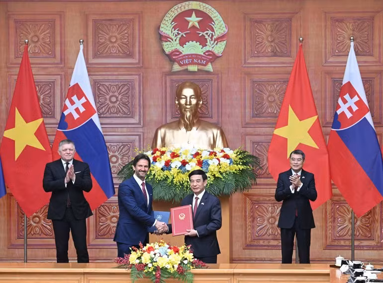 Thủ tướng Lê Minh Hưng và Thủ tướng nước Cộng hòa Slovakia Robert Fico chứng kiến Lễ trao 6 văn kiện hợp tác giữa hai nước trong đó có lễ trao Bản ghi nhớ giữa Bộ Quốc phòng Việt Nam và Bộ Quốc phòng Slovakia về hợp tác trong lĩnh vực công nghiệp quốc phòng. (Ảnh TRẦN HẢI)