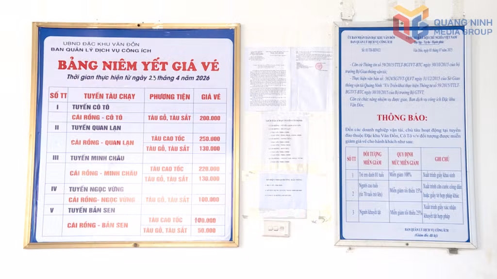 Bảng niêm yết giá vé tàu đi các đảo tại cảng tàu khách Cái Rồng, đặc khu Vân Đồn.