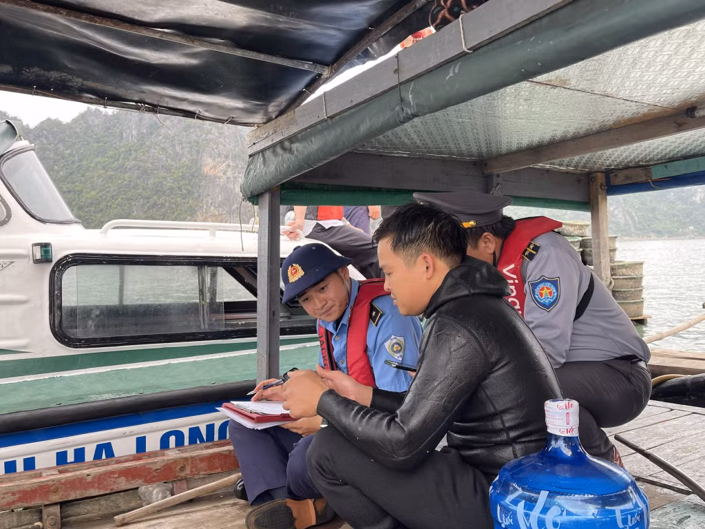 Đoàn kiểm tra liên ngành lập biên bản hoạt động nuôi trồng thủy sản trái phép đối với ông Đinh Đức Dũng.