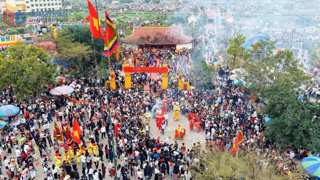 Lễ hội Tiên Công đậm đà bản sắc, thu hút đông đảo du khách thập phương.