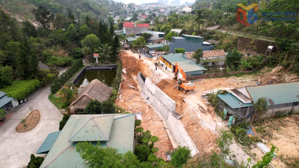 Phường Cửa Ông khẩn trương hoàn thiện kè chống sạt lở và mở rộng suối thoát nước tại khu Cẩm Thịnh 4B