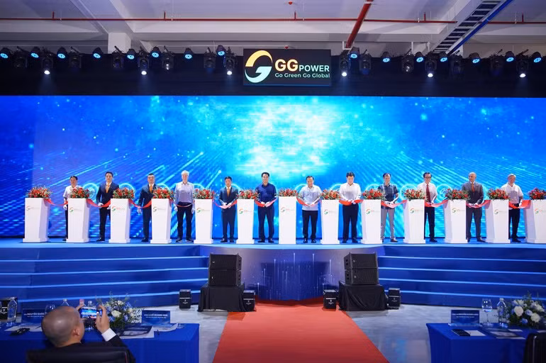 Lãnh đạo Bộ Công thương, UBND tỉnh Hưng Yên và các đối tác dự lễ ra mắt nhà máy.
