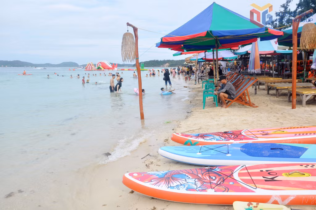 Bãi biển Hồng Vàn là một trong 6 vùng nước được tổ chức các hoạt động vui chơi, giải trí dưới nước theo đề án của đặc khu Cô Tô.