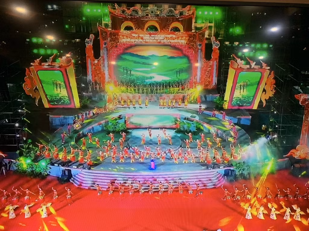 Toàn cảnh màn khai từ.