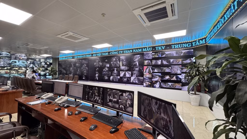 Phòng điều khiển tập trung của Công ty Than Nam Mẫu - TKV áp dụng hệ thống camera giám sát điều hành và an toàn VSLĐ.