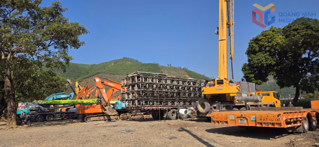 Nhóm hàng máy móc thiết bị, nhập khẩu qua cửa khẩu Hoành Mô.