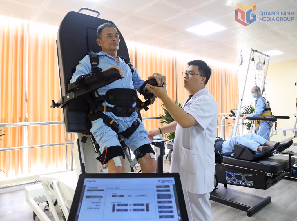 Điều trị cho người bệnh tại Khoa Vật lý trị liệu, Bệnh viện Lão khoa - Phục hồi chức năng Quảng Ninh.