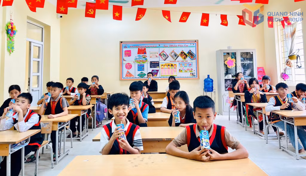 Học sinh Trường Tiểu học Sơn Dương (phường Hoành Bồ) được uống sữa theo chính sách hỗ trợ sữa uống tại trường cho học sinh của tỉnh.