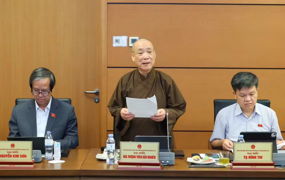 Đại biểu Hòa thượng Thích Bảo Nghiêm tham gia ý kiến thảo luận tại tổ sáng 20/4. (Ảnh: DUY LINH)